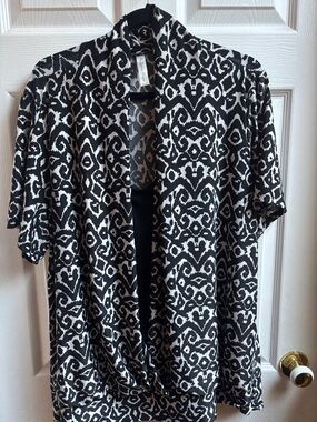 Black & White Printed Open-Front Short Sleeve Blouse